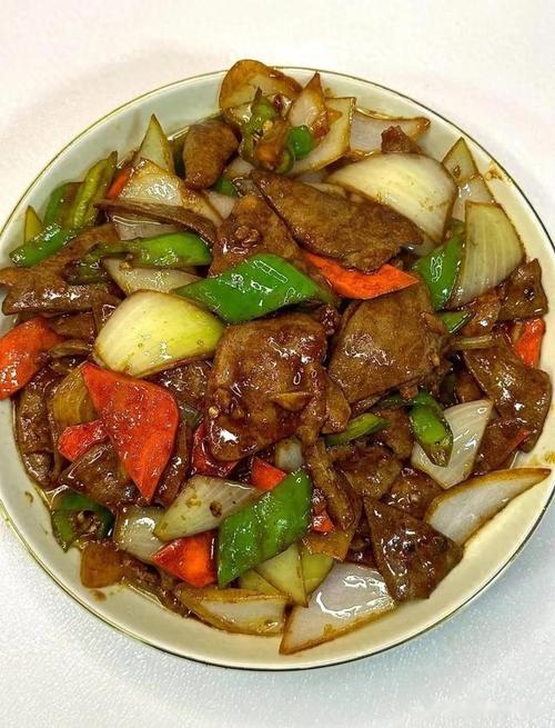 选用新鲜猪肝和洋葱,猪肝富含铁质,洋葱富含维生素c,两者搭配,营养