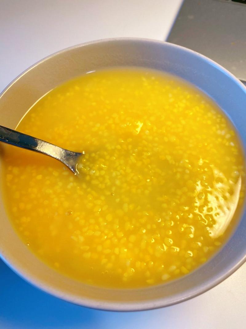 今儿就给大伙分享几种创新家常玉米粥的做法,让普通玉米粥摇身一变
