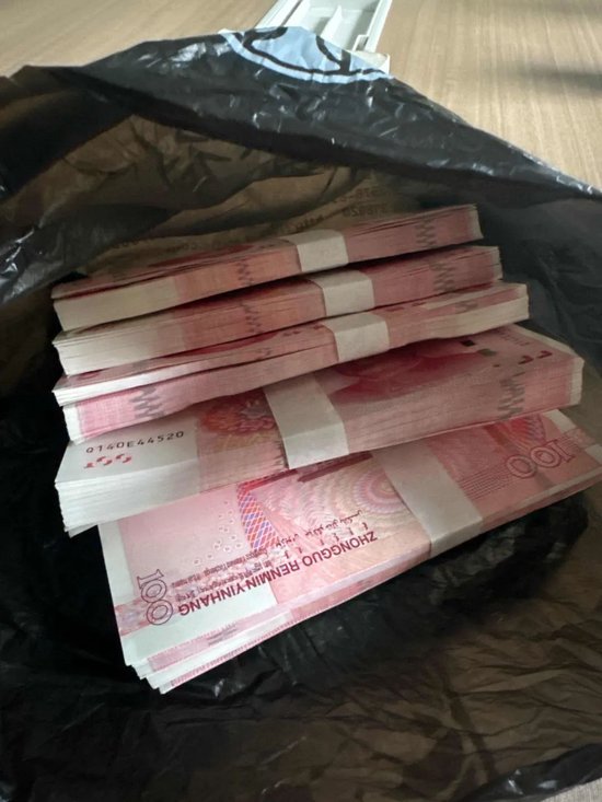 老人珠宝店打碎玉佩赔1万,转身离开后,老板看着小票:快报警