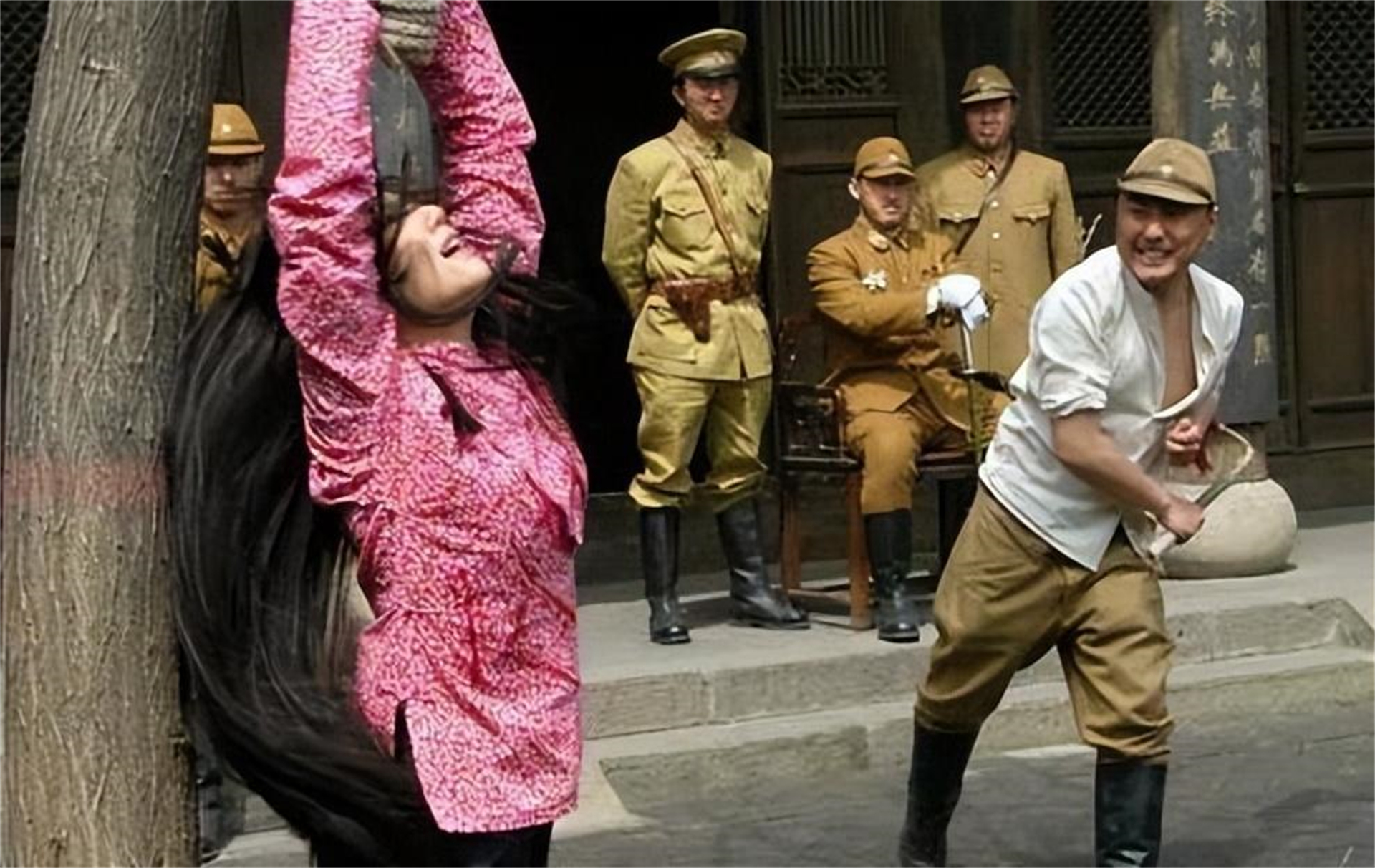 1936年,被日军逮捕的赵玉仙已经怀胎7个月,鬼子军官拿着刺刀指着肚子