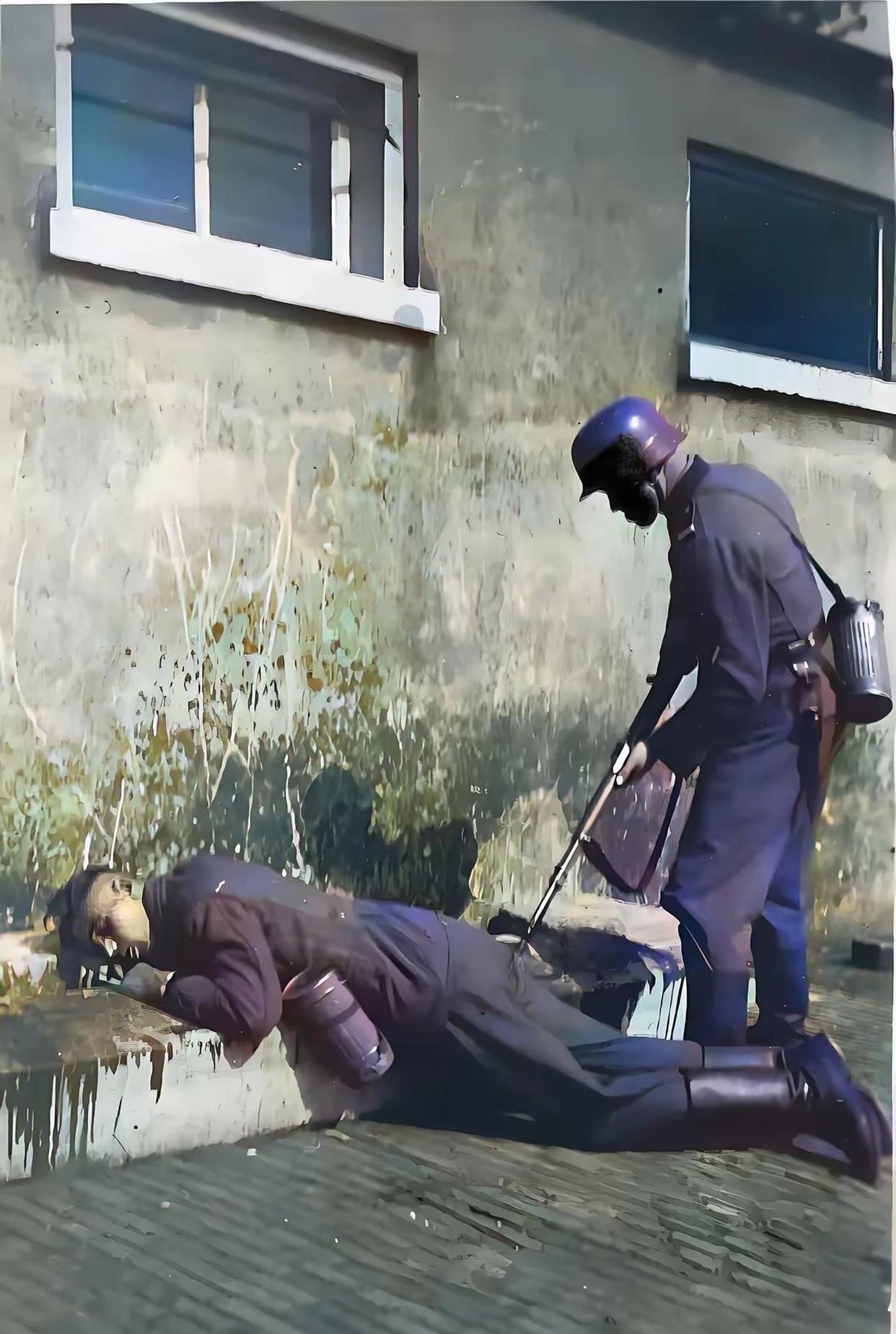 二战后期德军在战场上出现逃兵现象很严重执法队开始枪毙逃跑士兵但