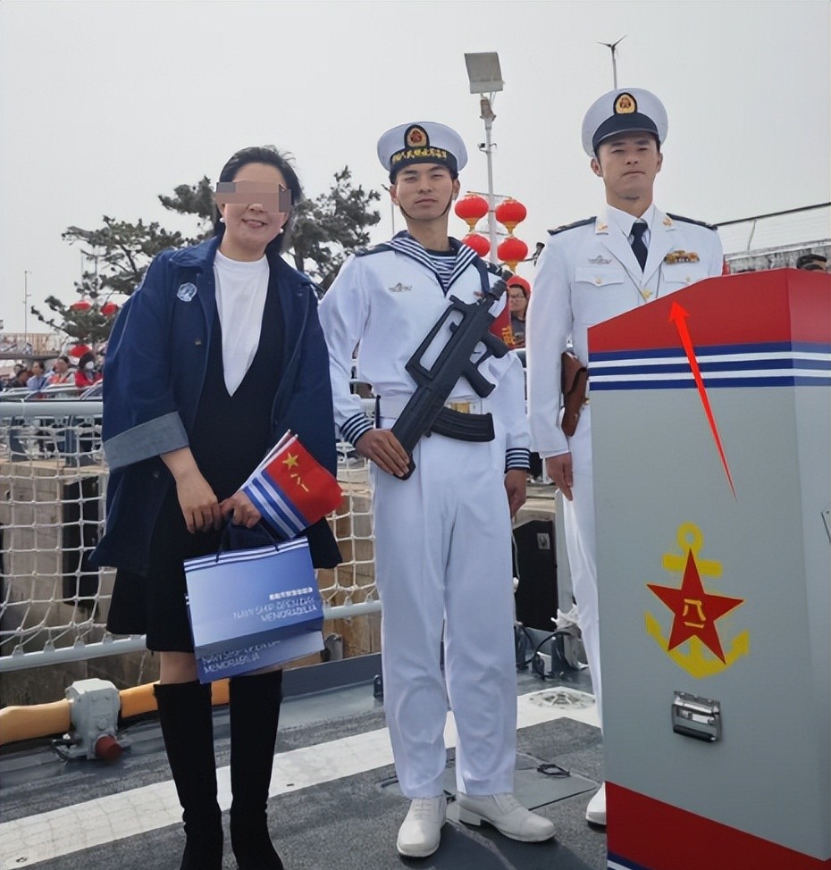 青岛海军舰艇开放日活动上, 小美老师认出站岗的海军战士正是她当年
