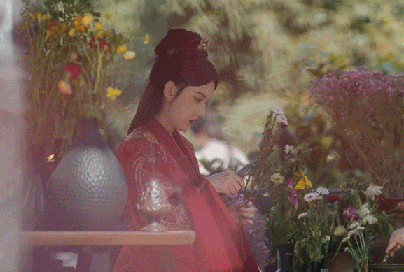 刘宇宁的一举一动都比较松垮随便,没有古风,没有风姿