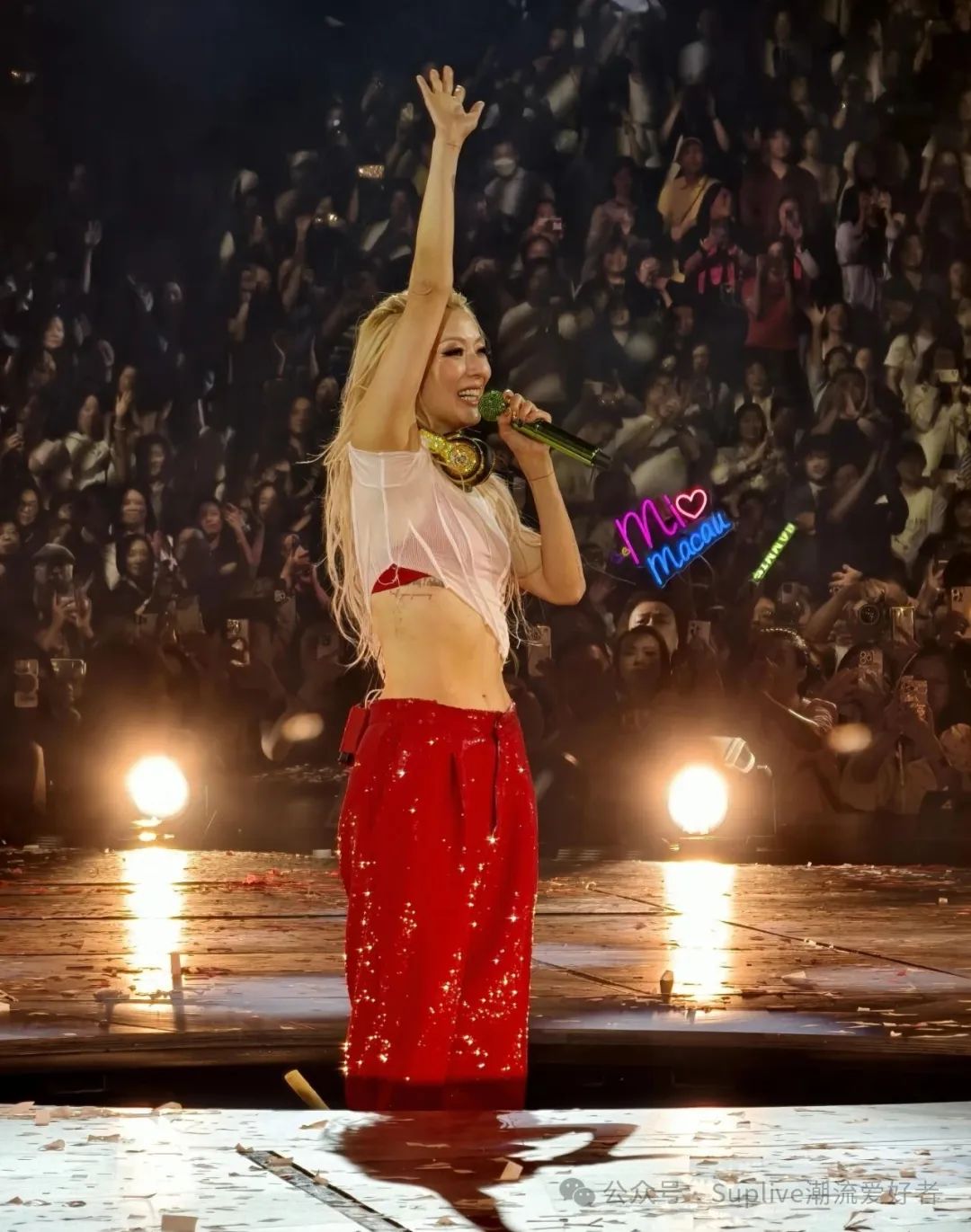 郑秀文演唱会劲歌热舞疯狂卖力,金色长发配8块腹肌身材惊艳
