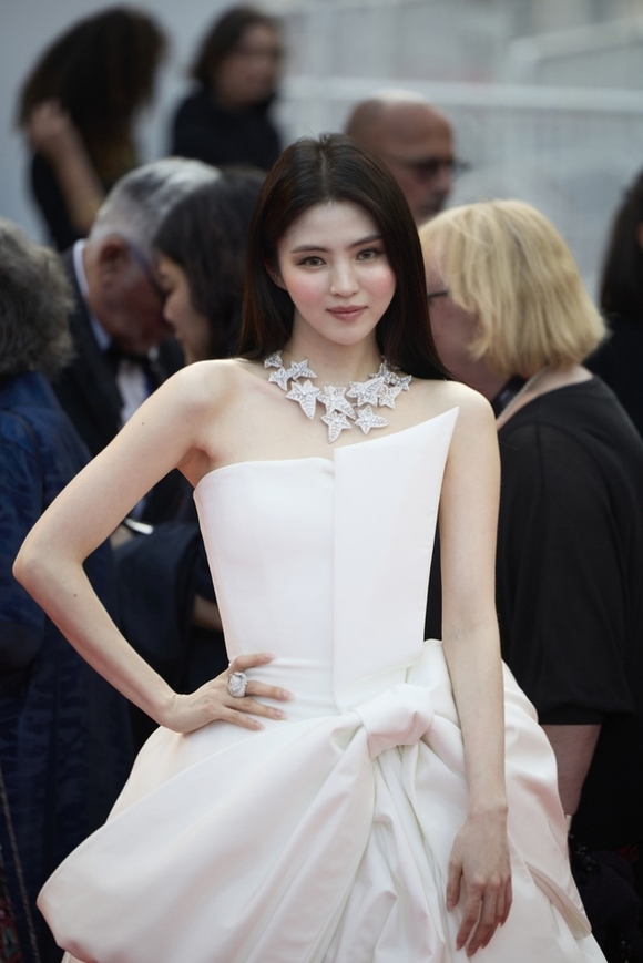 韩韶禧出席戛纳国际电影节 佩戴品牌“BOUCHERON”的珠宝展现魅力