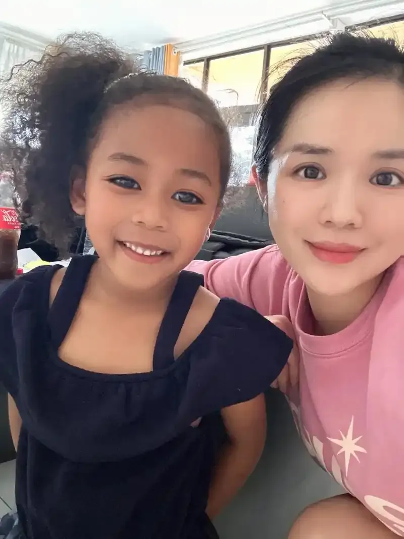 女儿不算很黑,有点像她妈妈