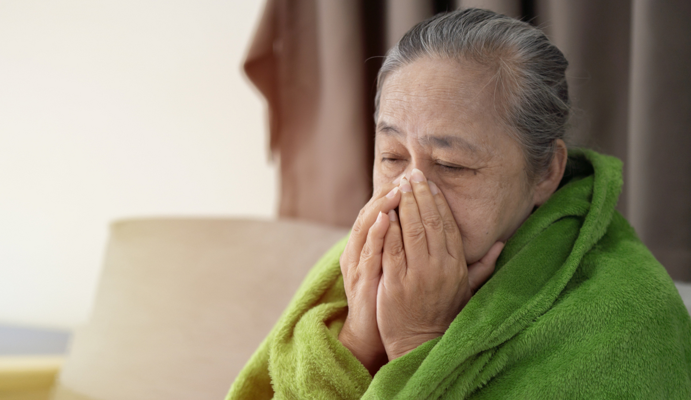 上海老太住女儿家16年,临终给儿子1套公寓闺女6万,闺女取钱时泪目