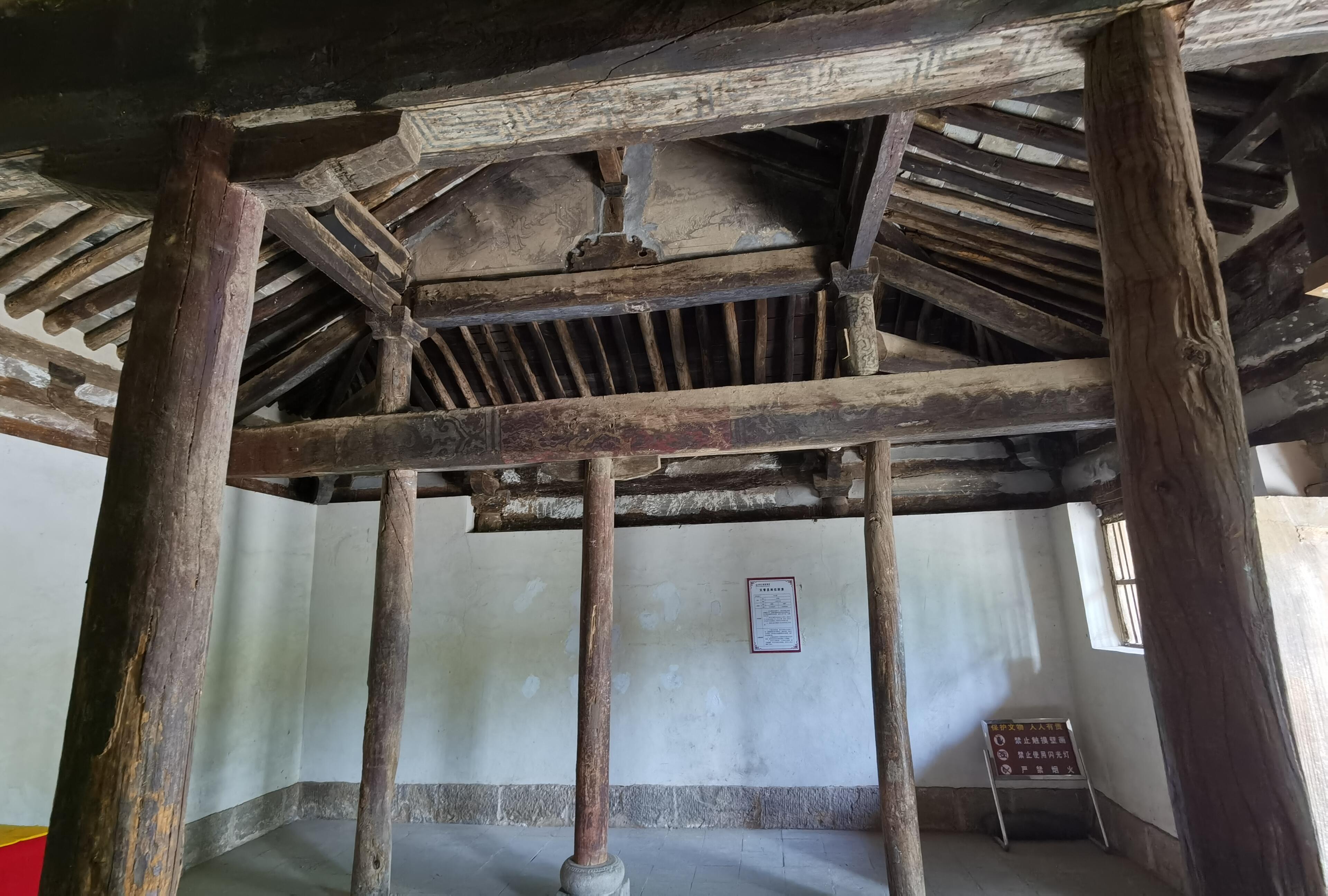 闪烁着微微的光泽,虽已没有初建时的鲜亮夺目,却也为这座古朴的建筑