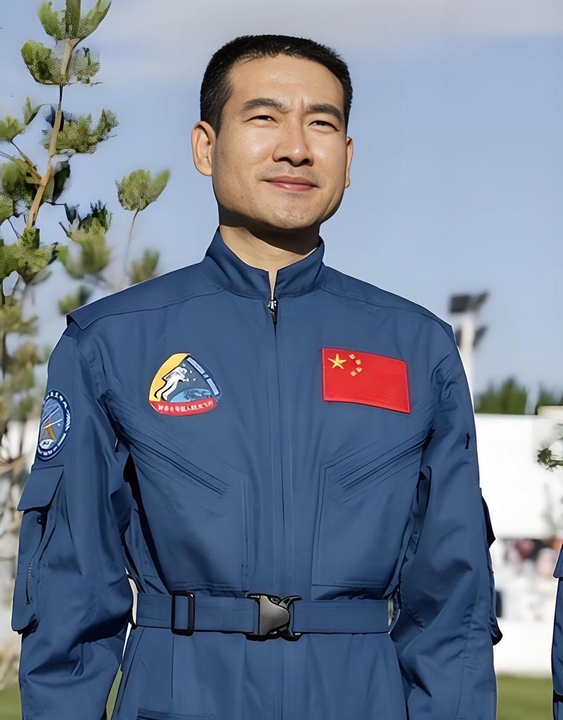 航天员翟志刚的家庭关系主要如下: 一,父母: 父亲翟向朝,常年卧病在床