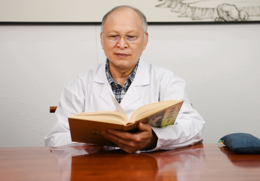 门诊上常有患者撸起裤腿问我:"赵大夫,我这腿上的蚯蚓盘踞,中医杏 