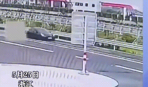 特斯拉服务区追尾大货车,现场惨不忍睹,司机已送往医院处理!-有驾 特斯拉服务区追尾大货车,现场惨不忍睹,司机已送往医院处理!-有驾