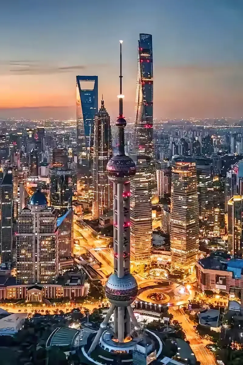 中国十个超大城市发展情况 一,上海:高度发达 二,北京:繁华多元 三