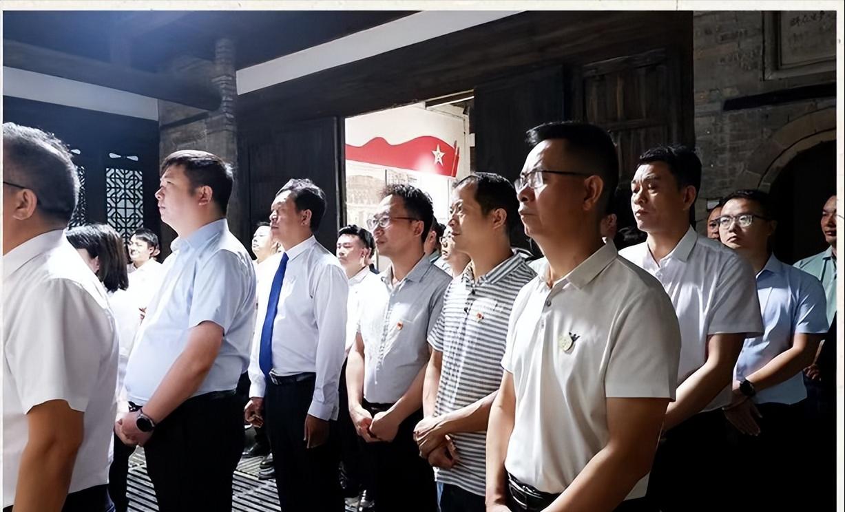 曾雍雅将军塑像揭幕仪式在江西省于都梓山曾雍雅将军故居举行