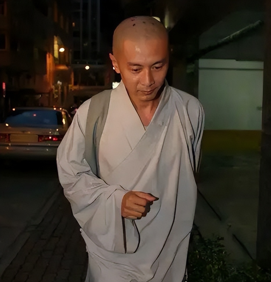 何宝生:香港昔日演员主动舍家产出家,除钱外别无所有