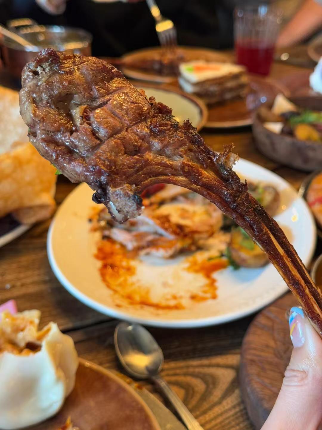 俄式烤肉选用新鲜的肉类经过特殊的腌制和烤制肉质鲜嫩多汁香气