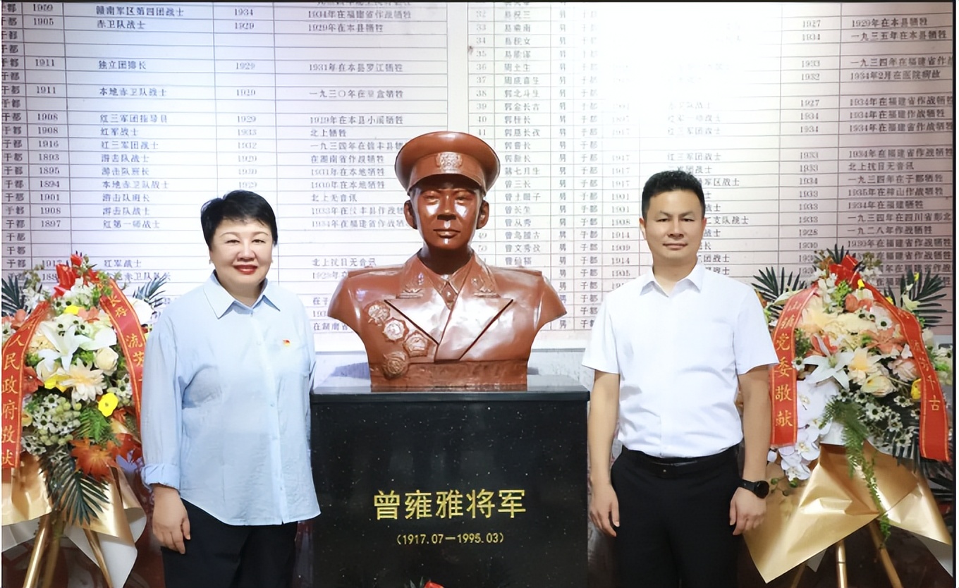 曾雍雅将军塑像揭幕仪式在江西省于都梓山曾雍雅将军故居举行