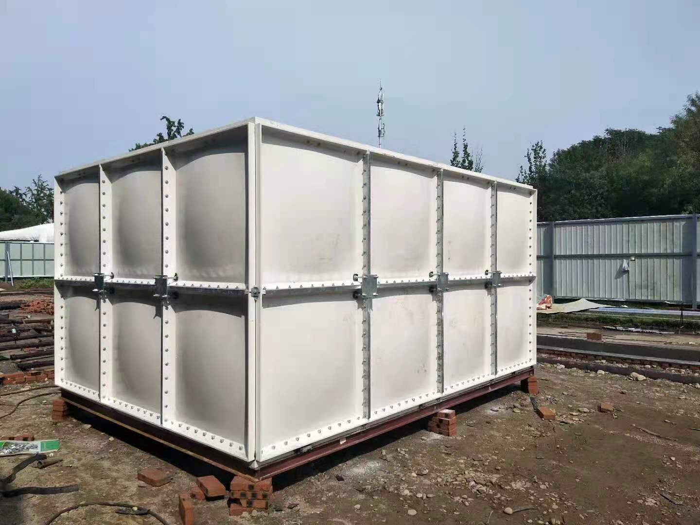 玻璃钢水箱具有一定的稳定性和可靠性,具有防腐,防漏