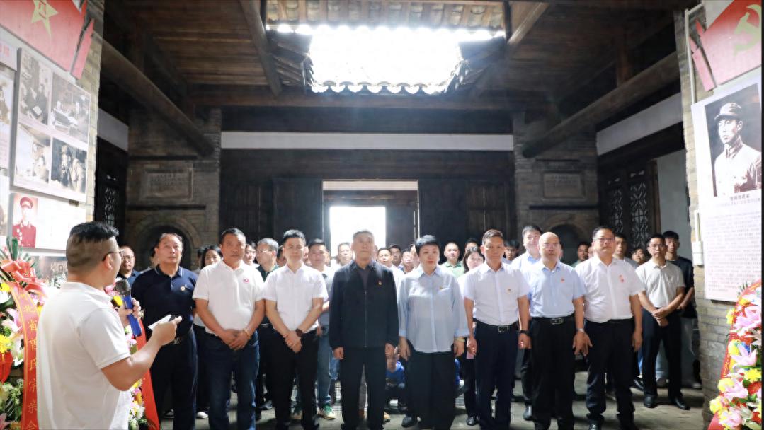 曾雍雅将军塑像揭幕仪式在江西省于都梓山曾雍雅将军故居举行