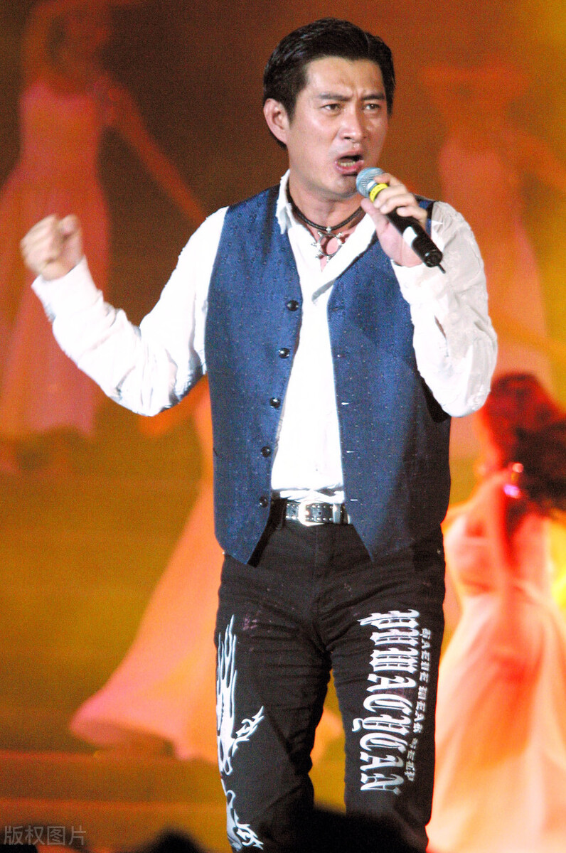 回顾黄安的前半生真幸运,将合租女孩娶回家,隐婚多年后一曲成名