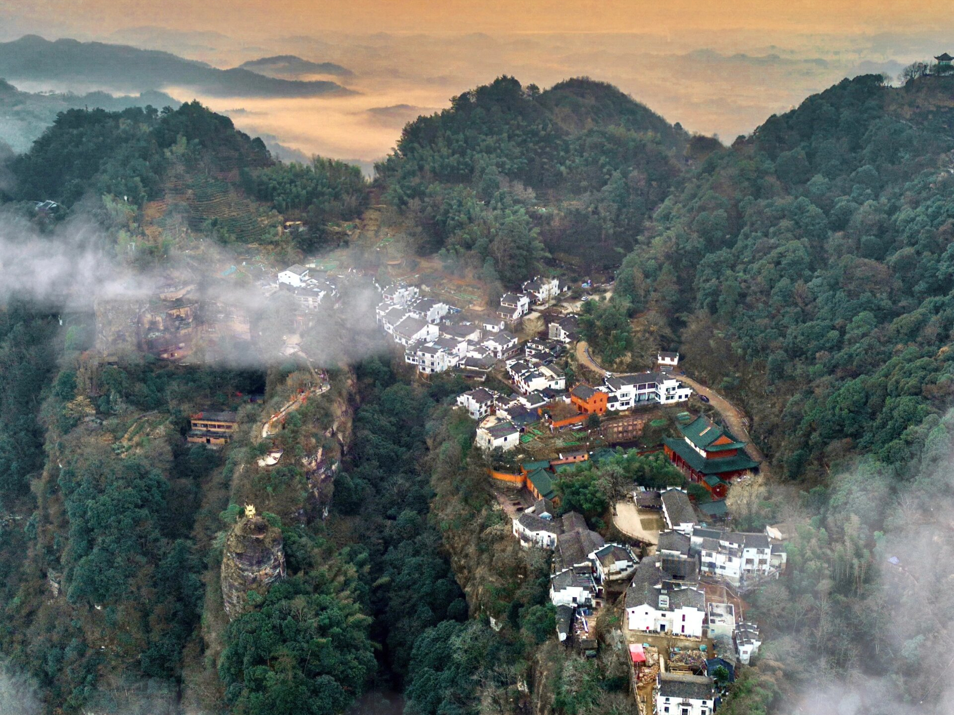 古称白岳,与黄山南北相望,风景绮丽,素有 "黄山白岳甲江南" 之美誉