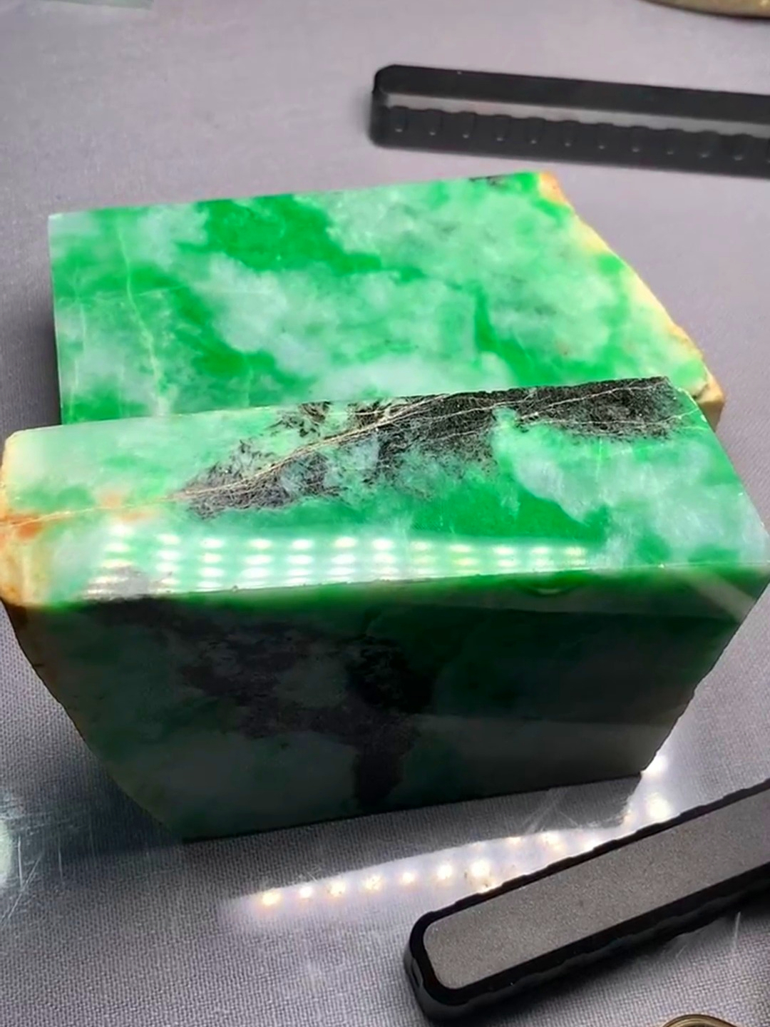 满绿翡翠原石加工取件,每一步都尽显匠人精神!