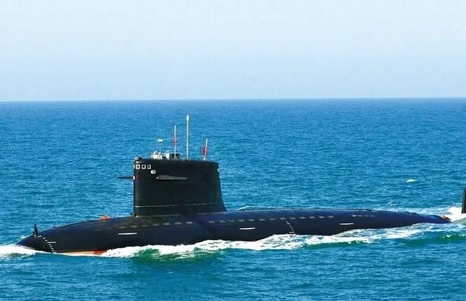 美军大喜,出动了一架反潜机,对403号核潜艇所在海域投放反潜声呐浮标