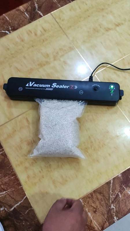 真空包装也称减压包装,是将空气全部抽出,维词袋内高度减压状态.