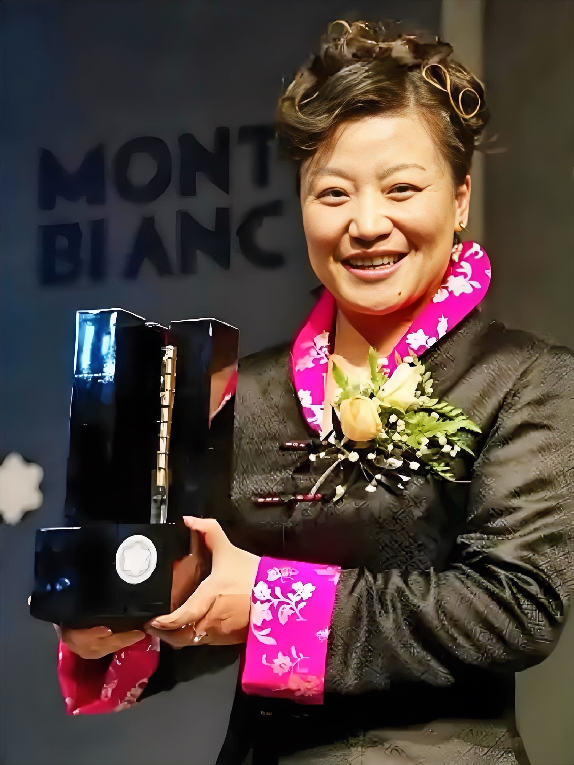 的家庭背景如下: 一,奶奶:常香玉,著名豫剧大师,在