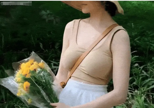 18岁黄多多度假照引争议,网友纷纷评论:这身材熟透了!