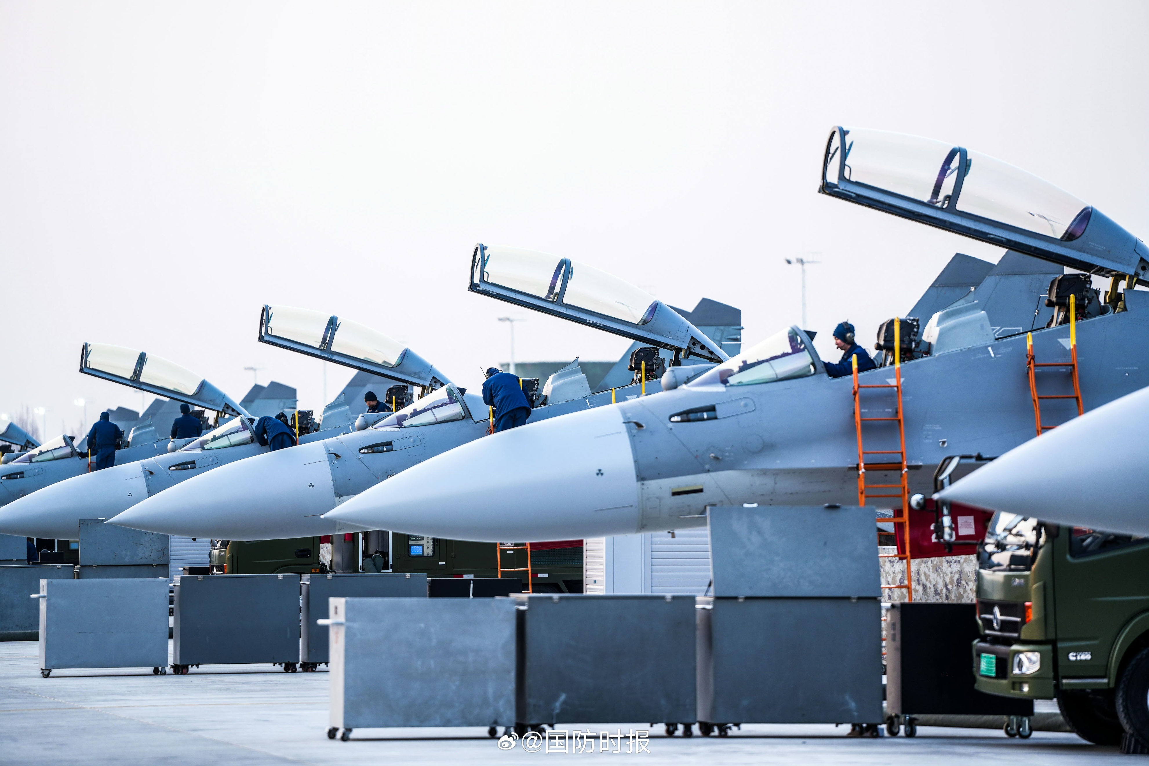 规模接近400架,全球最强四代重型战机,歼