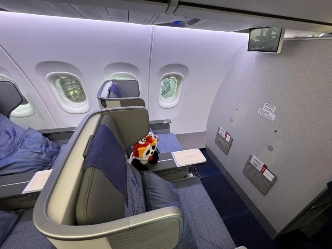 后排乘客戴着耳机横躺3排座椅酣睡