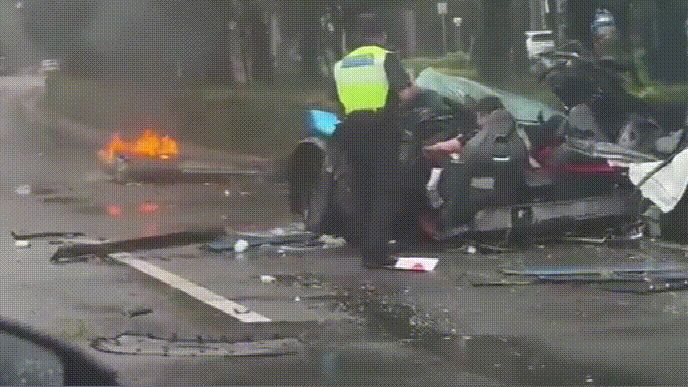 惊险!速度超快,极氪001 FR断成两截!驾驶员性命无虞死里逃生-有驾 惊险!速度超快,极氪001 FR断成两截!驾驶员性命无虞死里逃生-有驾