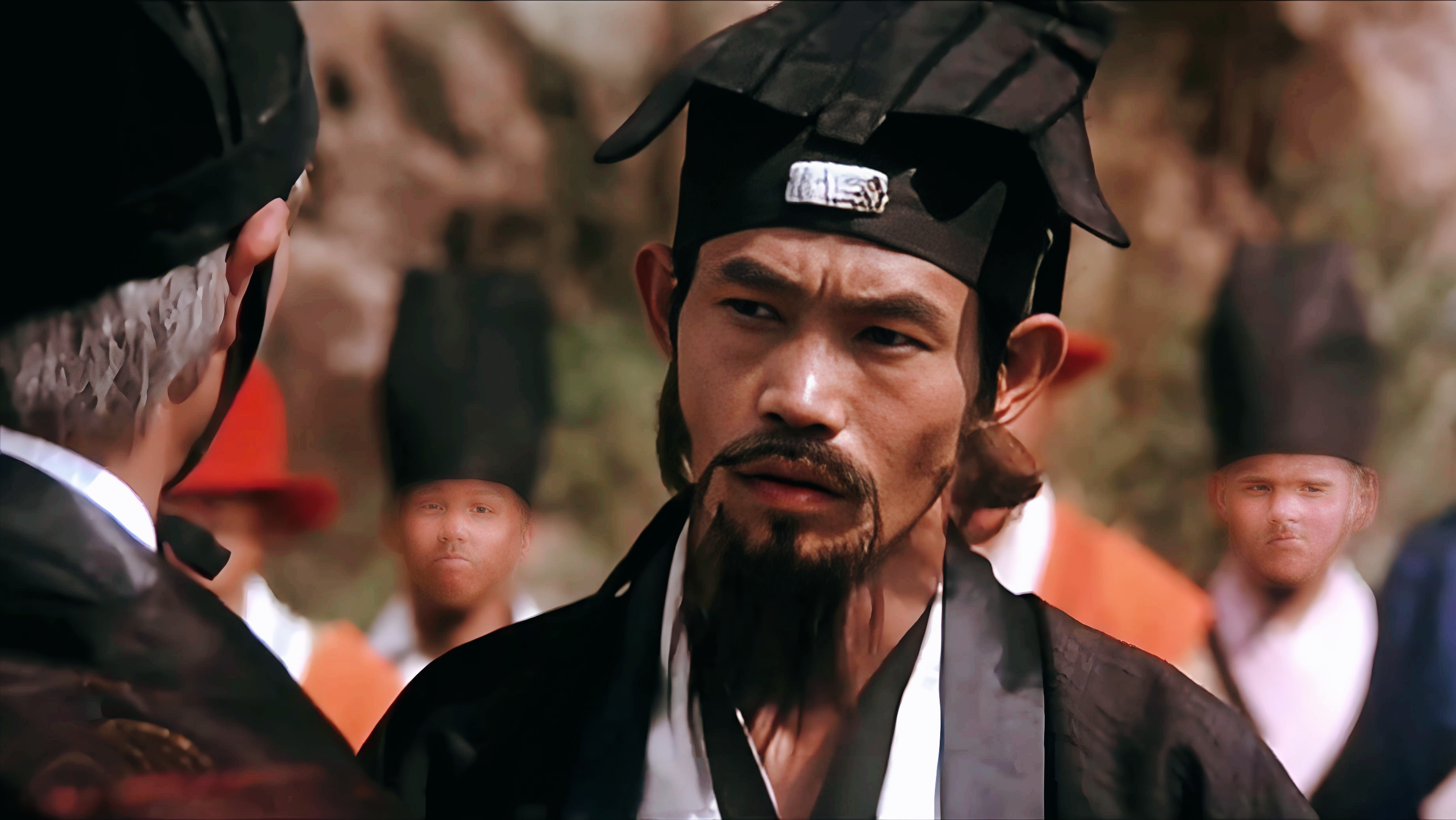 任我行不佩服的3个半人里,除了1个左冷禅,剩下的2个半人是谁?