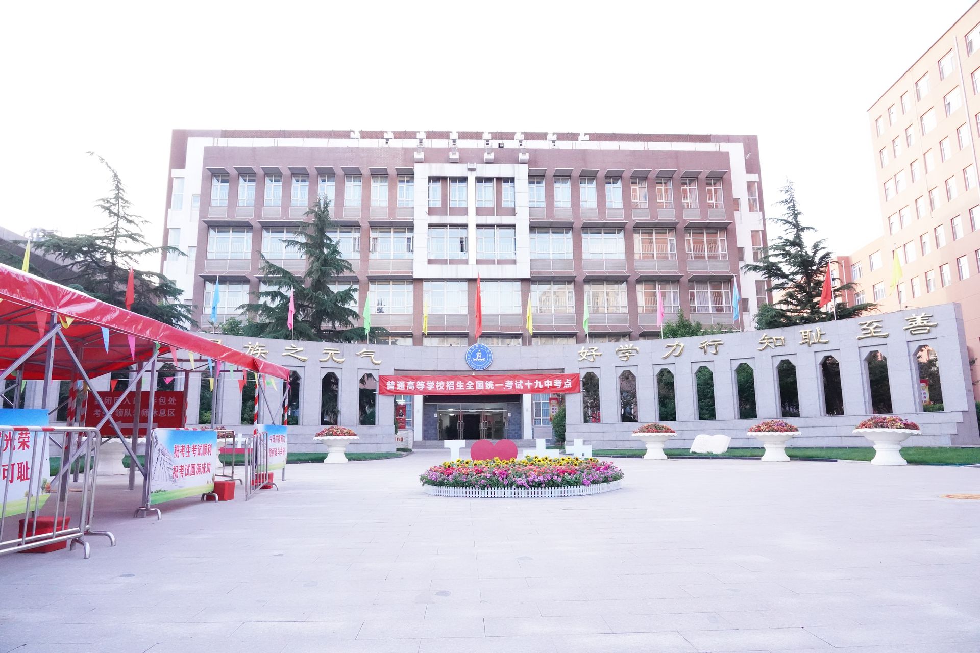 环境,市区两级统筹整合交通,治安,医疗,卫生防疫,电力供应等多方资源
