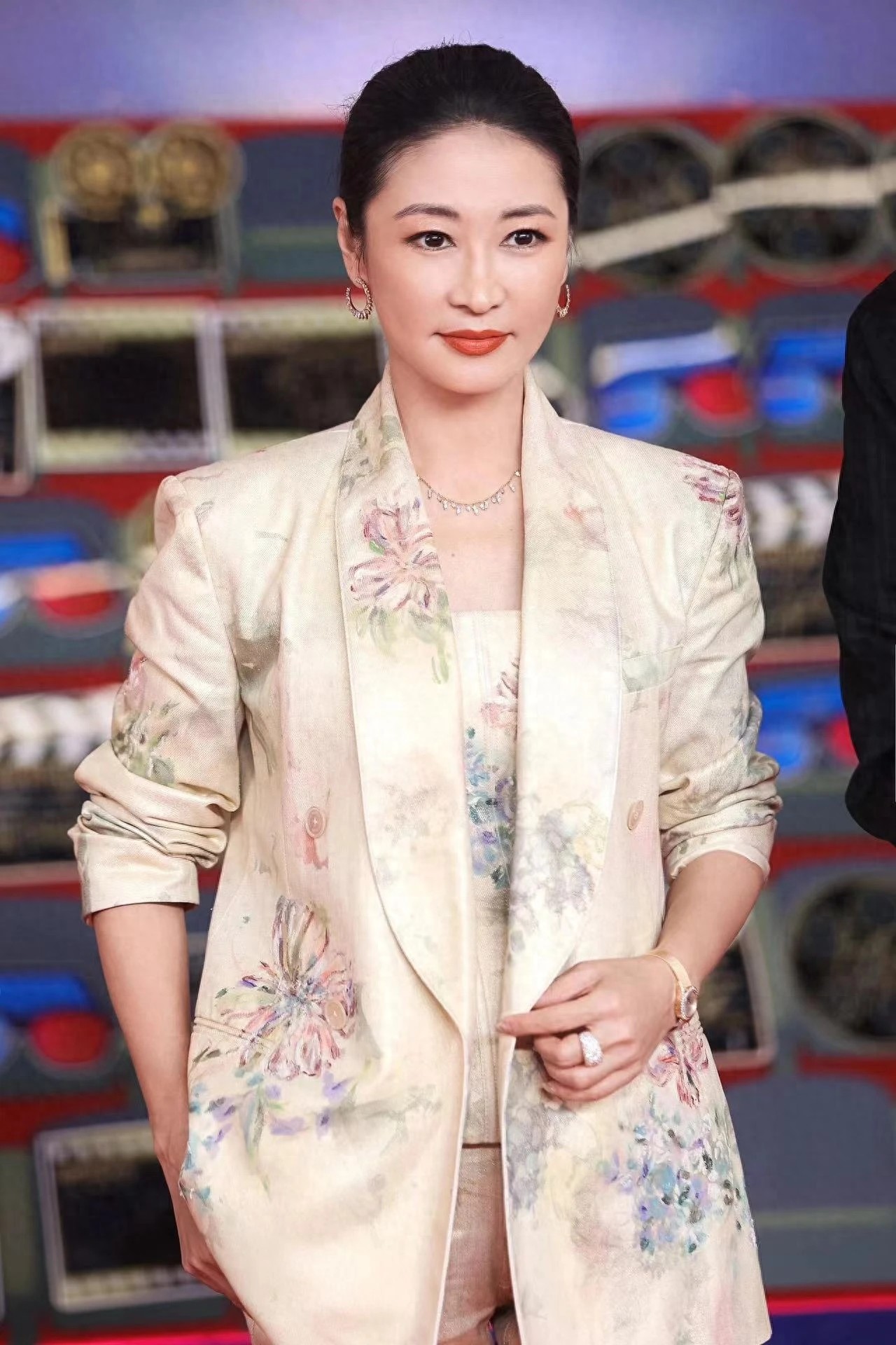 演员梁静现状:是影视公司ceo,17岁女儿身材火辣,母女像姐妹花