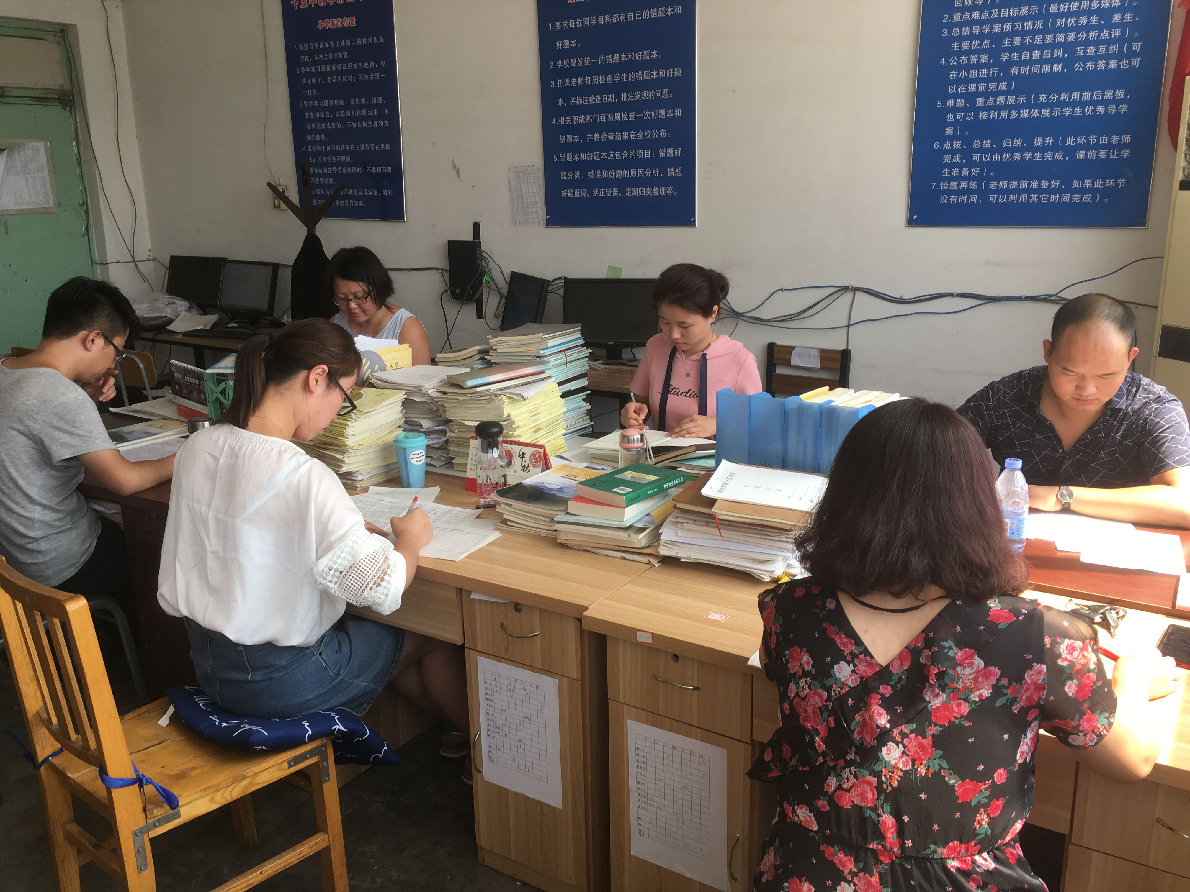 当投诉变成无需成本的利箭,教育的尊严与教师的脊梁,正被谁一寸寸削平