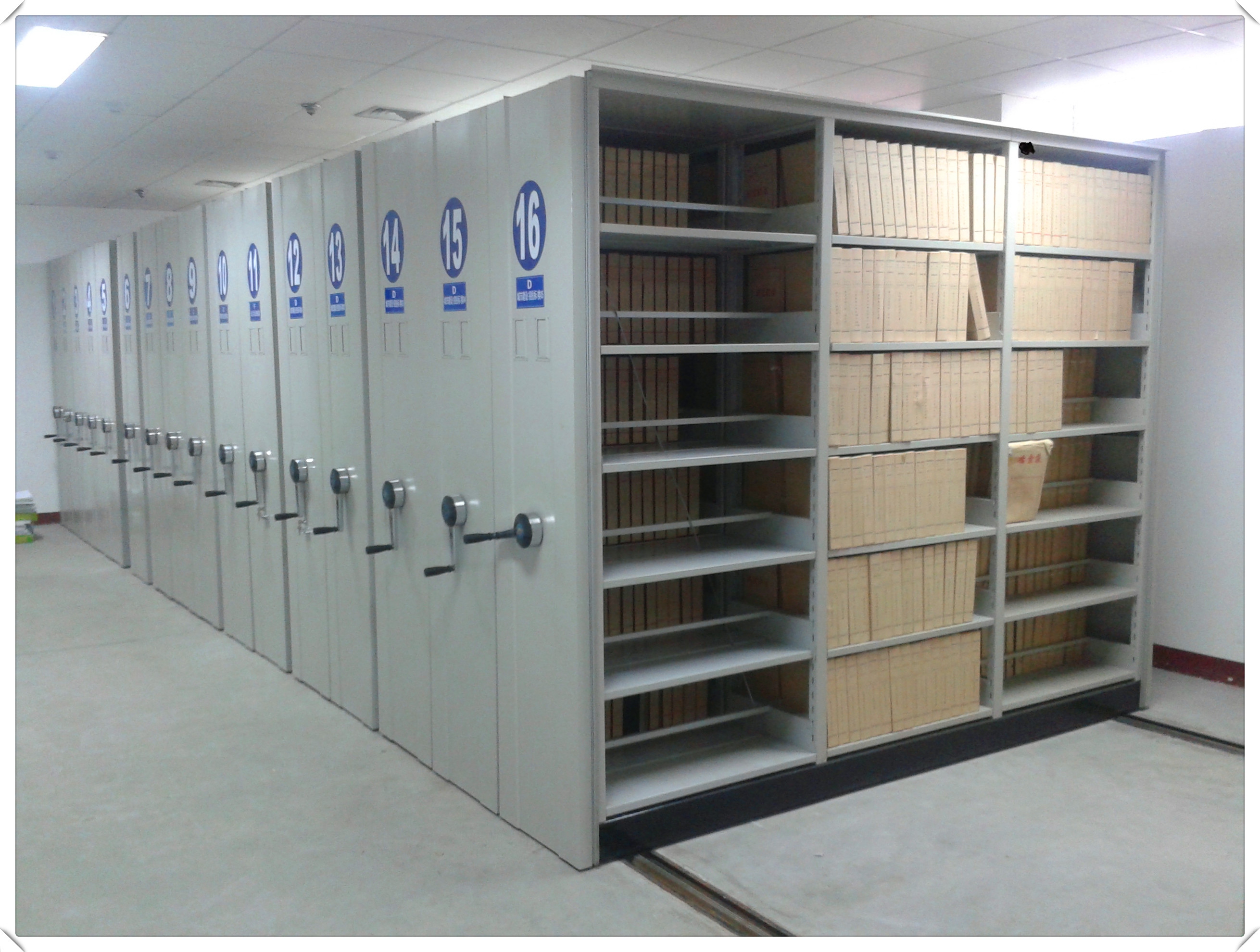 档案密集架以其高效的空间利用,安全保护机制,便捷存取操作,智能化