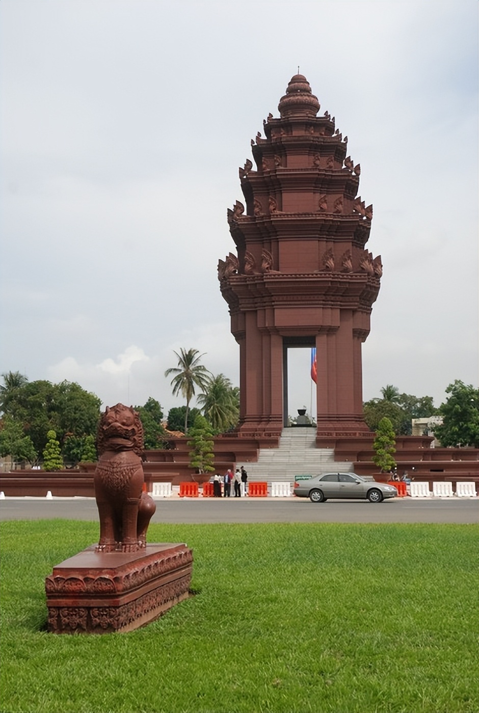 boulevard)的环岛上,是一座象征着柬埔寨独立和自由的标志性建筑