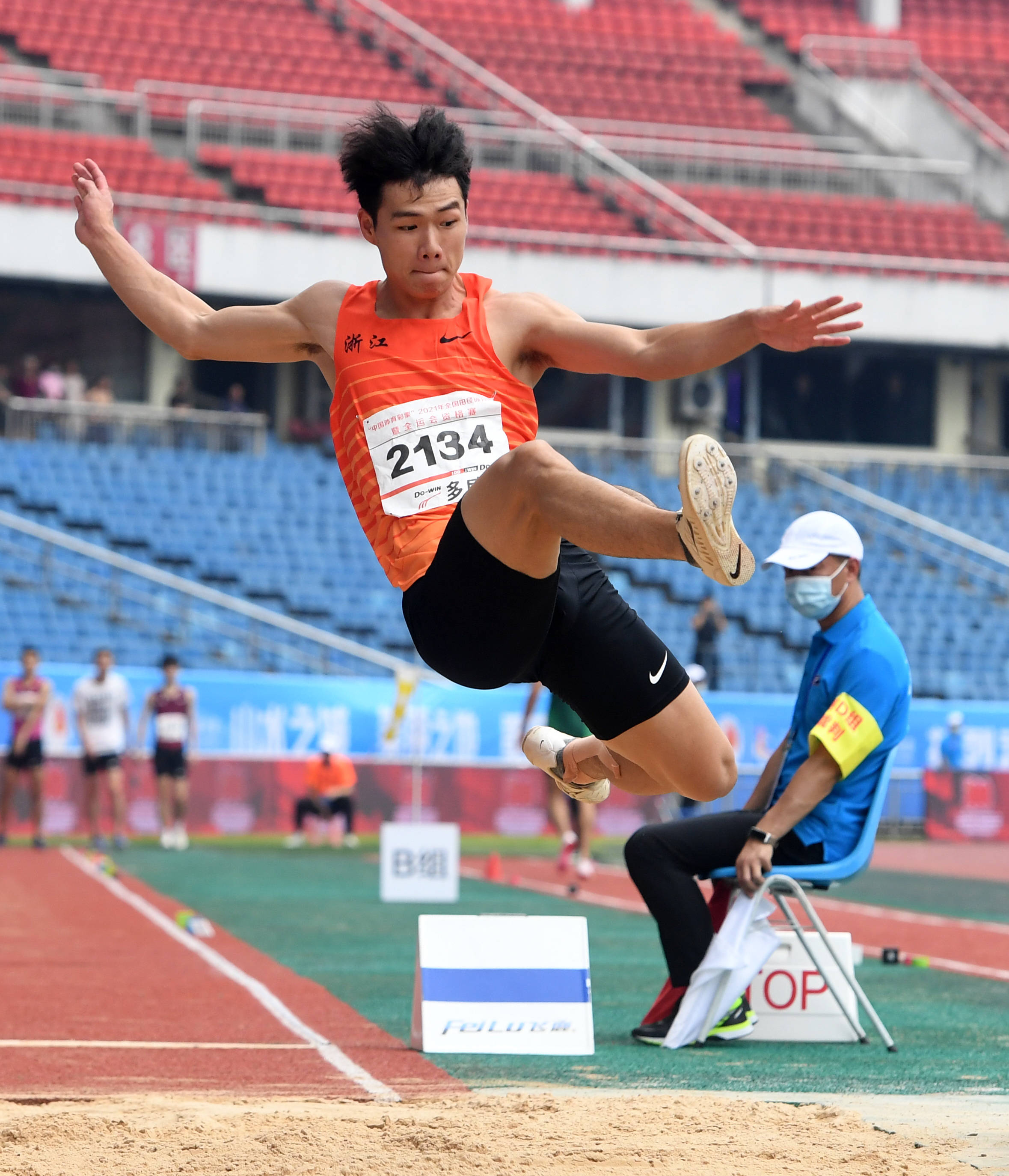 5米跳远?普通人腿抡冒烟也够不着!冠军秘诀竟是