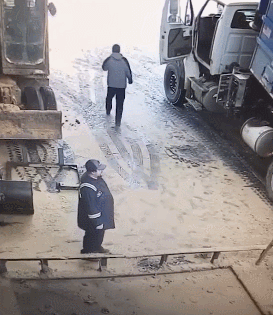 掉在机油里，能游泳吗？（GIF）