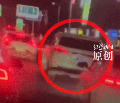 让雷军头疼的事故发生,小米SU7连撞16车,美女司机看起来有点懵-有驾 让雷军头疼的事故发生,小米SU7连撞16车,美女司机看起来有点懵-有驾