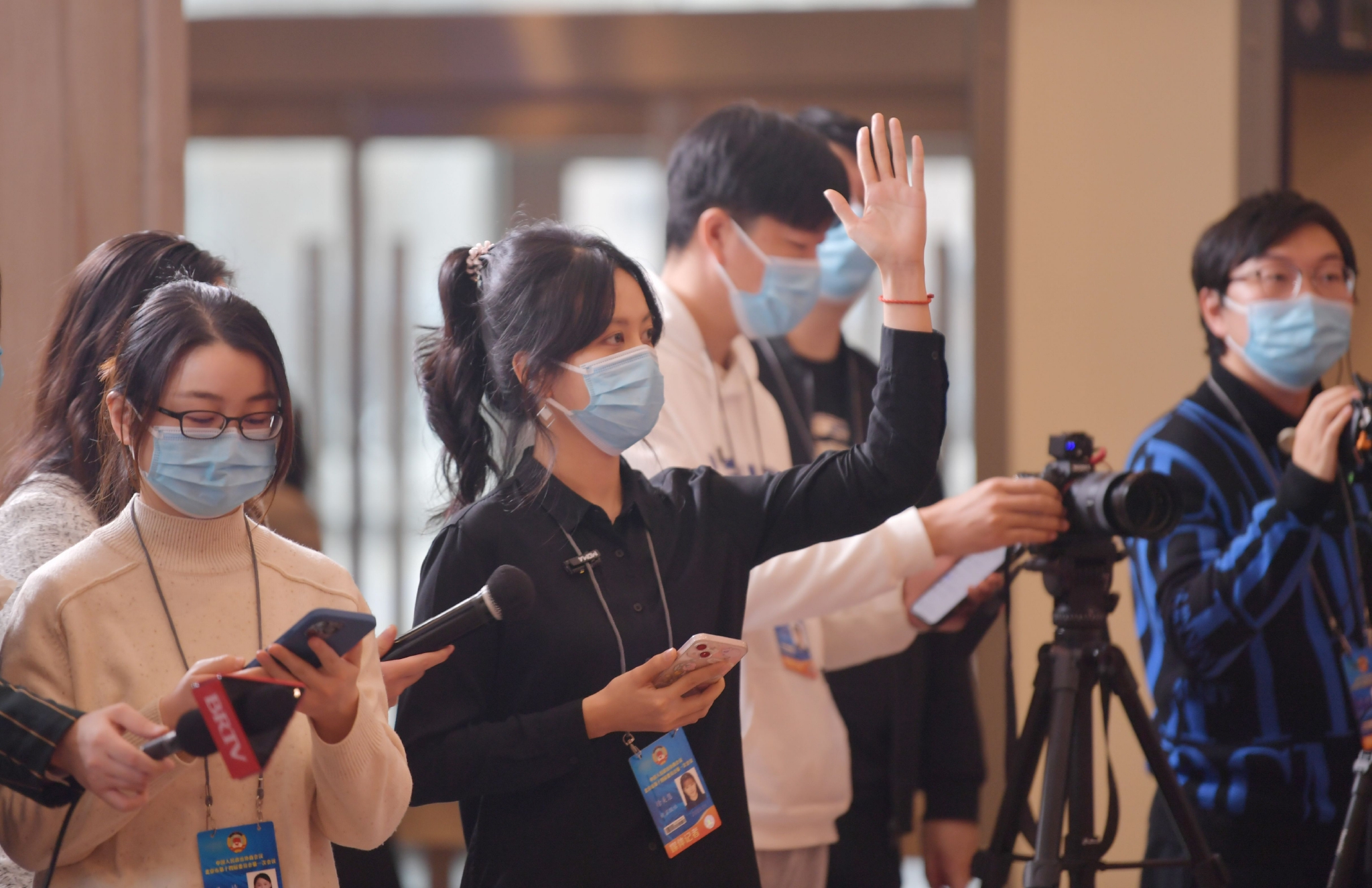 女子当上教育局长,回母校被误当清洁工,亲眼目睹女儿受辱