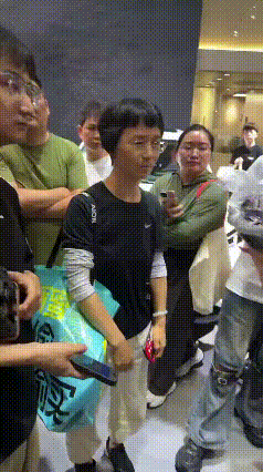 最美女车模疑遭袭胸!男子事后道歉,不是有意的,评论区炸锅了-有驾 最美女车模疑遭袭胸!男子事后道歉,不是有意的,评论区炸锅了-有驾