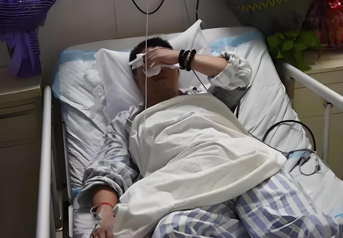 晚上病床上睡觉初中男生做手术膀胱癌晚上插尿管难受还是抠粪便难受
