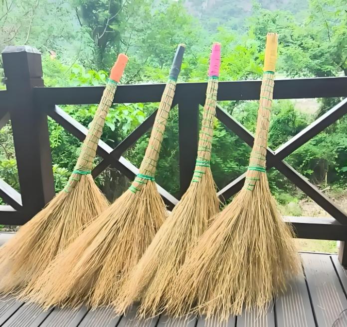 "扫把放三处,日子富又富."这三处需慎重