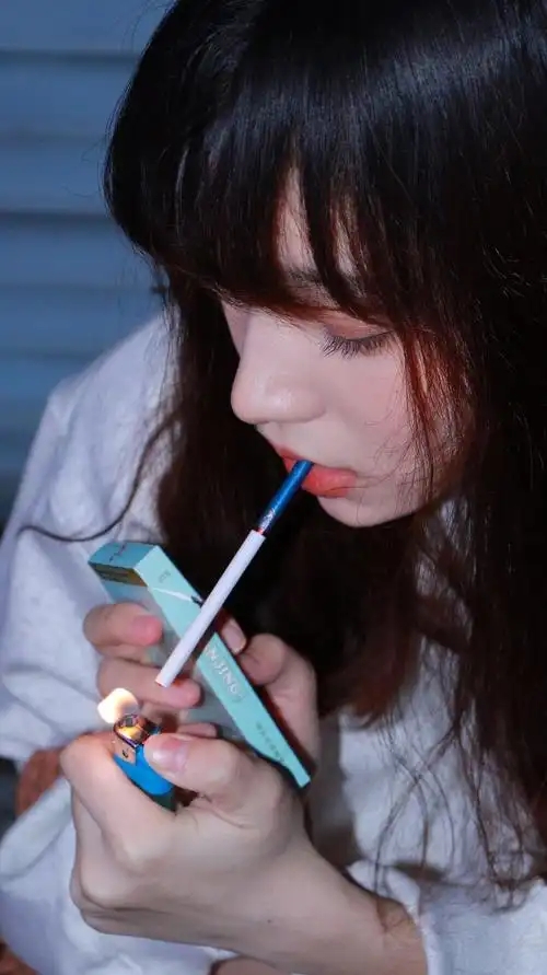 女生在学校抽烟,出言教训几句,被女生辱骂,却被家长举报而道歉