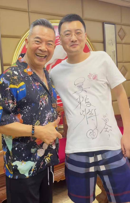 62岁孙兴与吴毅将聚会!豪吃海鲜好惬意,桌上两瓶茅台抢镜