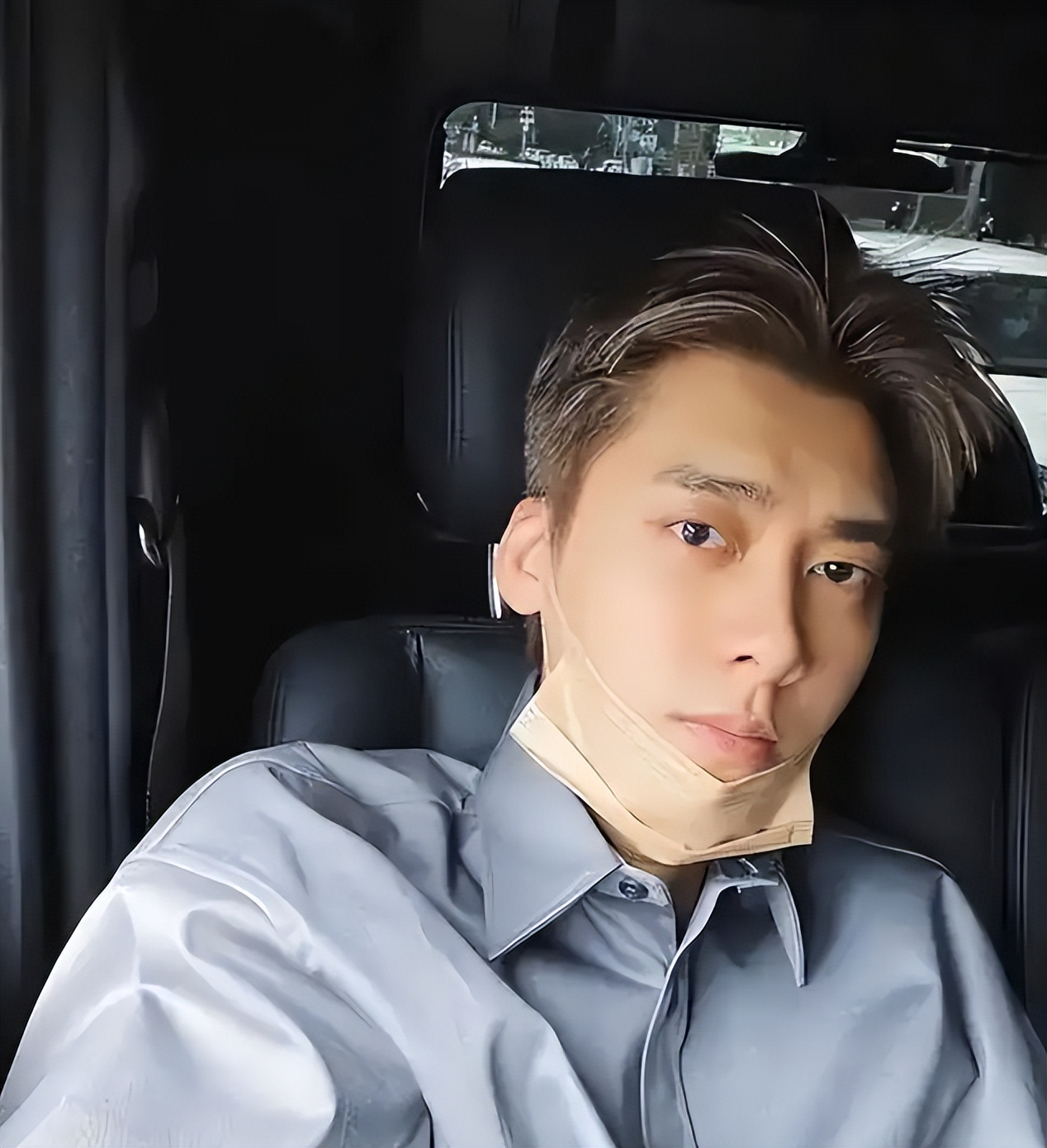 李易峰近照沦为素人约好友踢球随地而坐发际线后移露出脑门