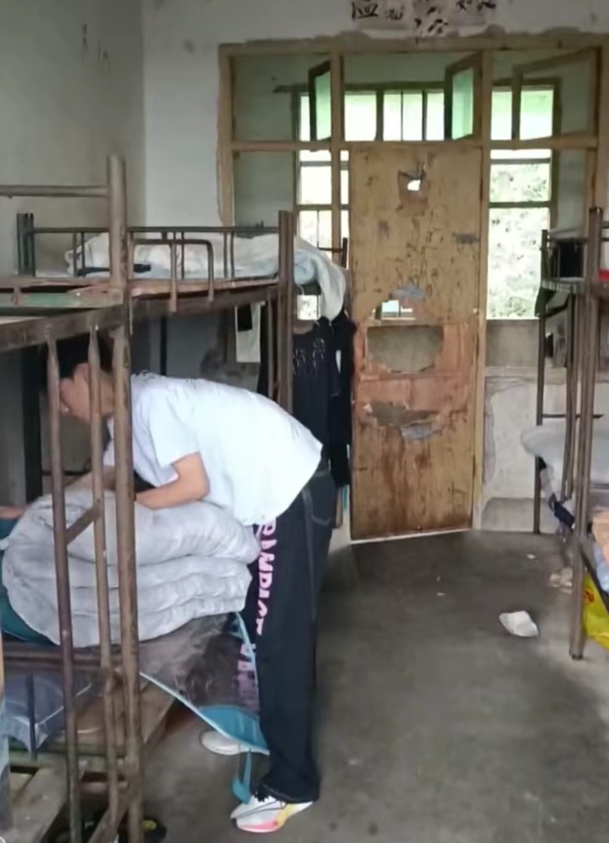 江西一中学宿舍铁床生锈,床板和门破烂,部分墙皮脱落!