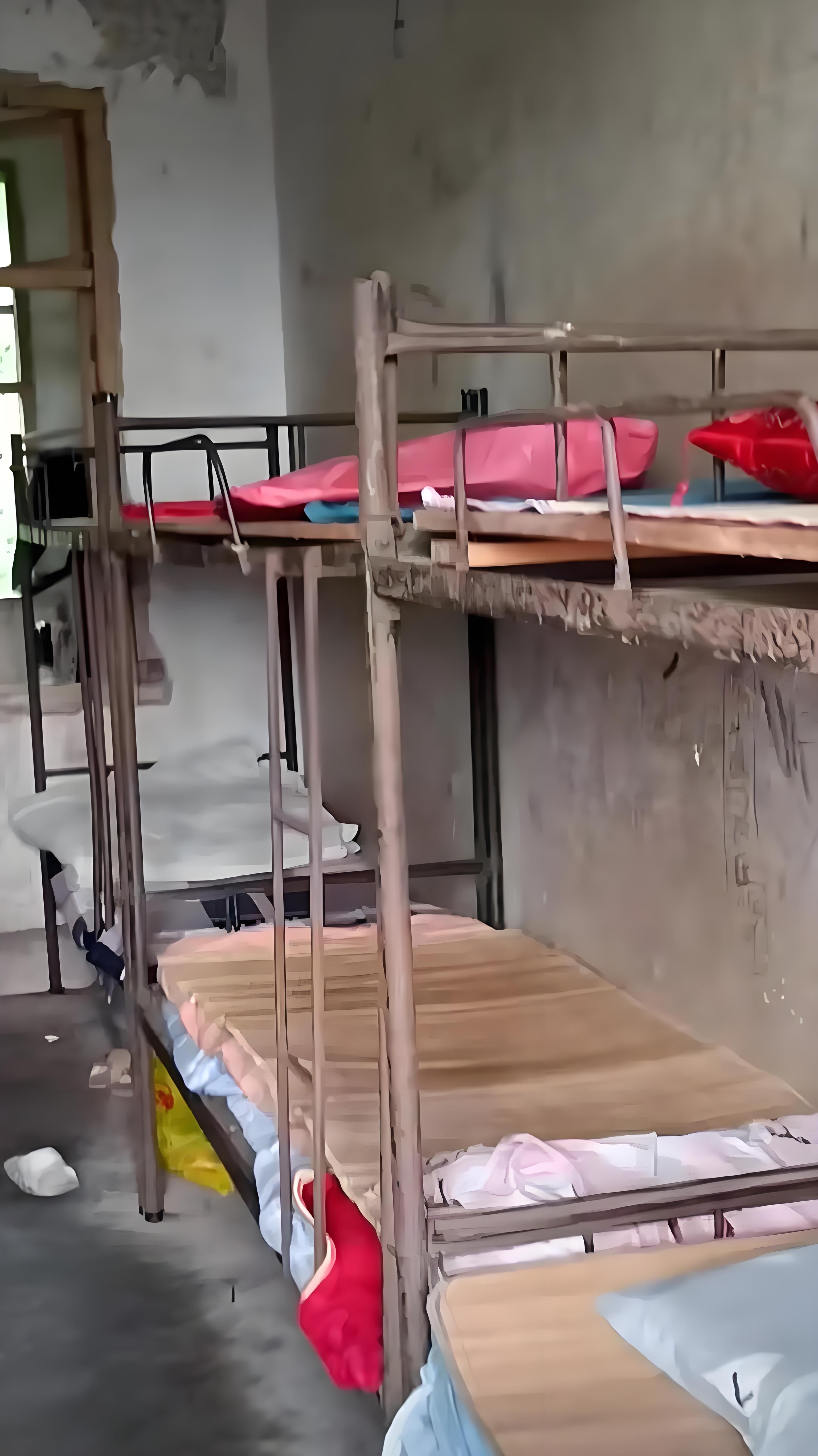 赣州一中学被曝寝室破旧环境差,教体局:深感痛心,追责相关责任人,追责